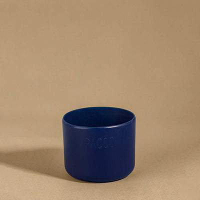 Capa vyta PACCO 350ml em silicone azul, resistente e elegante para proteção de garrafas.