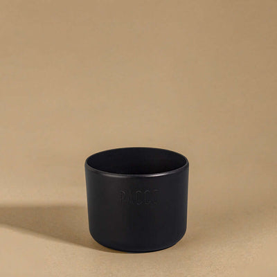 Capa vyta PACCO 350ml preta de silicone, proteção eficiente para garrafas, sustentável e resistente, adiciona personalidade e elegância.