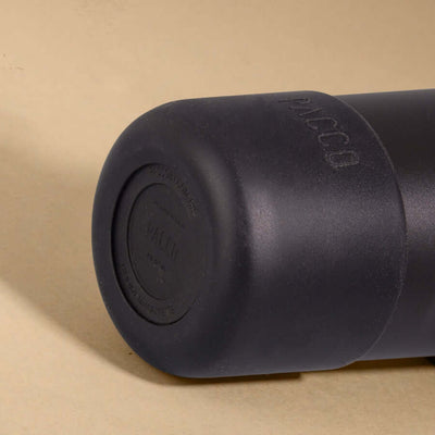 Capa vyta PACCO 350ml preta em silicone sustentável, proteção contra impactos e riscos para garrafa, adiciona elegância e estilo.