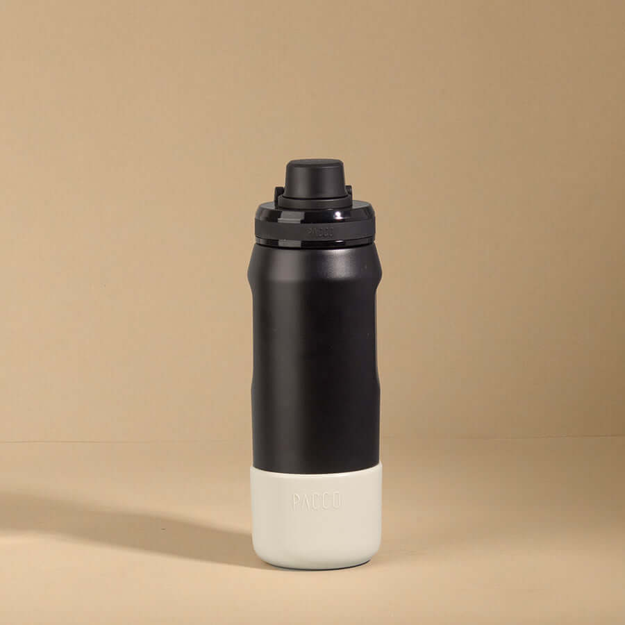 Capa Vyta PACCO 500ml em silicone sustentável, garrafa com proteção antiderrapante para evitar arranhões e amassados.