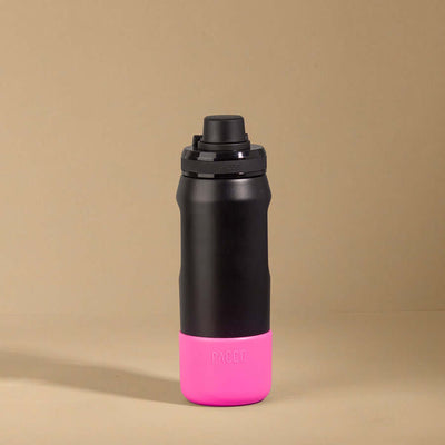 Capa Vyta PACCO 500ml preta e rosa para garrafa, feita em silicone sustentável, antideslizante, proteção reforçada contra impactos leves.