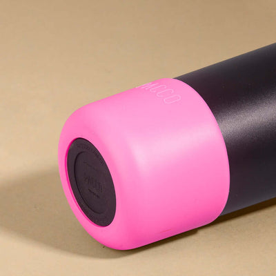 Capa Vyta PACCO 500ml em silicone rosa para proteção de garrafas, garantindo segurança e estilo com textura antiderrapante.