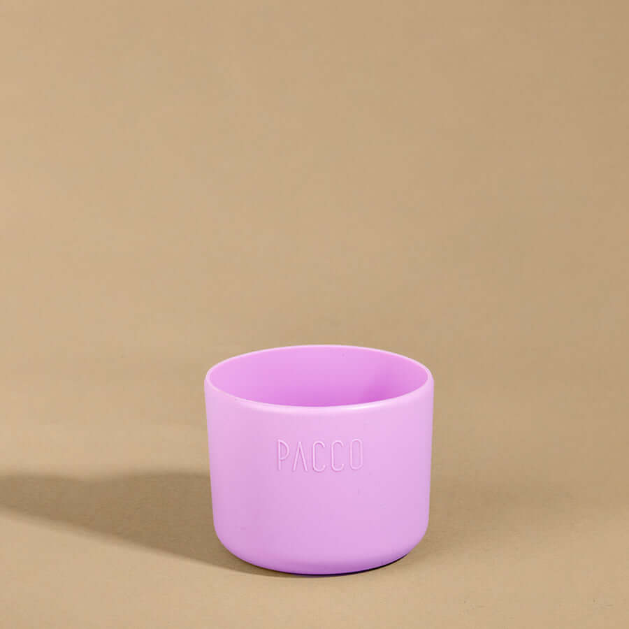 Capa Vyta PACCO 500ml rosa em silicone sustentável para proteção e estilo da garrafa, com textura antiderrapante.