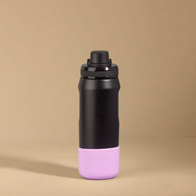 Capa Vyta PACCO 500ml em silicone preto com base roxa, garantindo proteção e estilo para a garrafa.