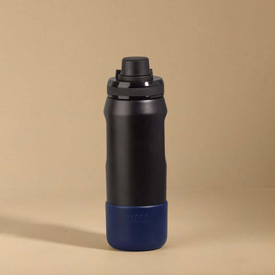 Capa Vyta PACCO 500ml preta com base azul, design sofisticado e antiderrapante, feita de silicone sustentável para proteção.