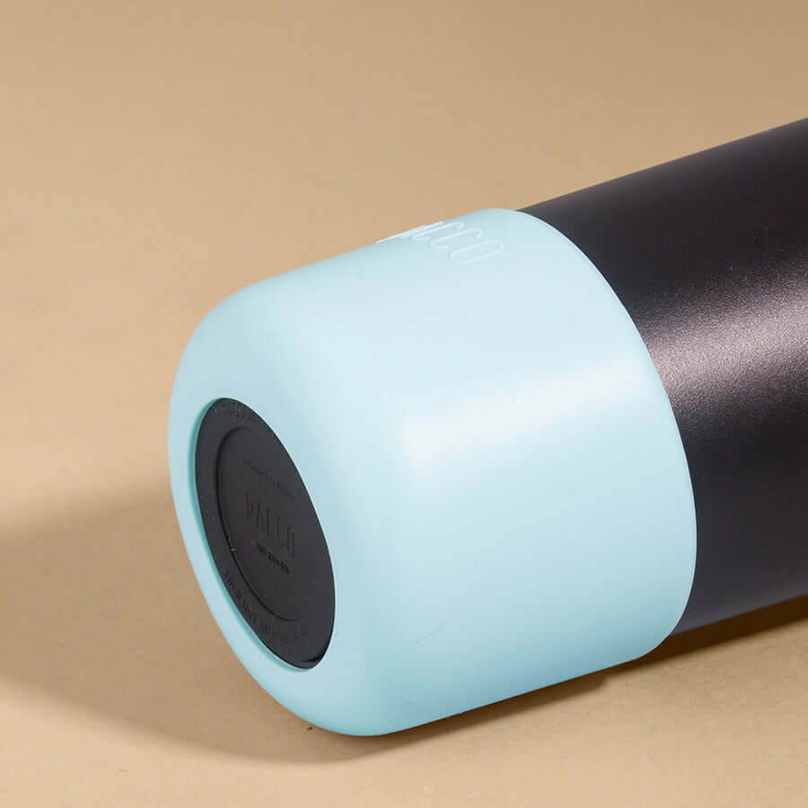 Capa Vyta PACCO 500ml azul em silicone sustentável para proteção da garrafa, destacando segurança e estilo.