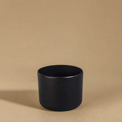 Capa Vyta PACCO 500ml em silicone sustentável, preta, com proteção contra arranhões e textura antiderrapante para garrafas.