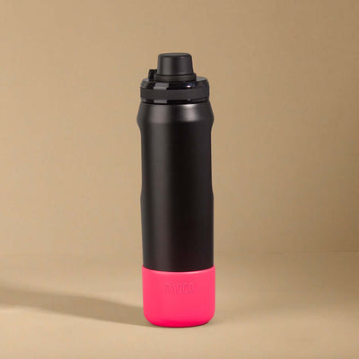 Capa Vyta PACCO 650ml em silicone para proteção de garrafas, destacando-se pelo design preto e rosa vibrante.