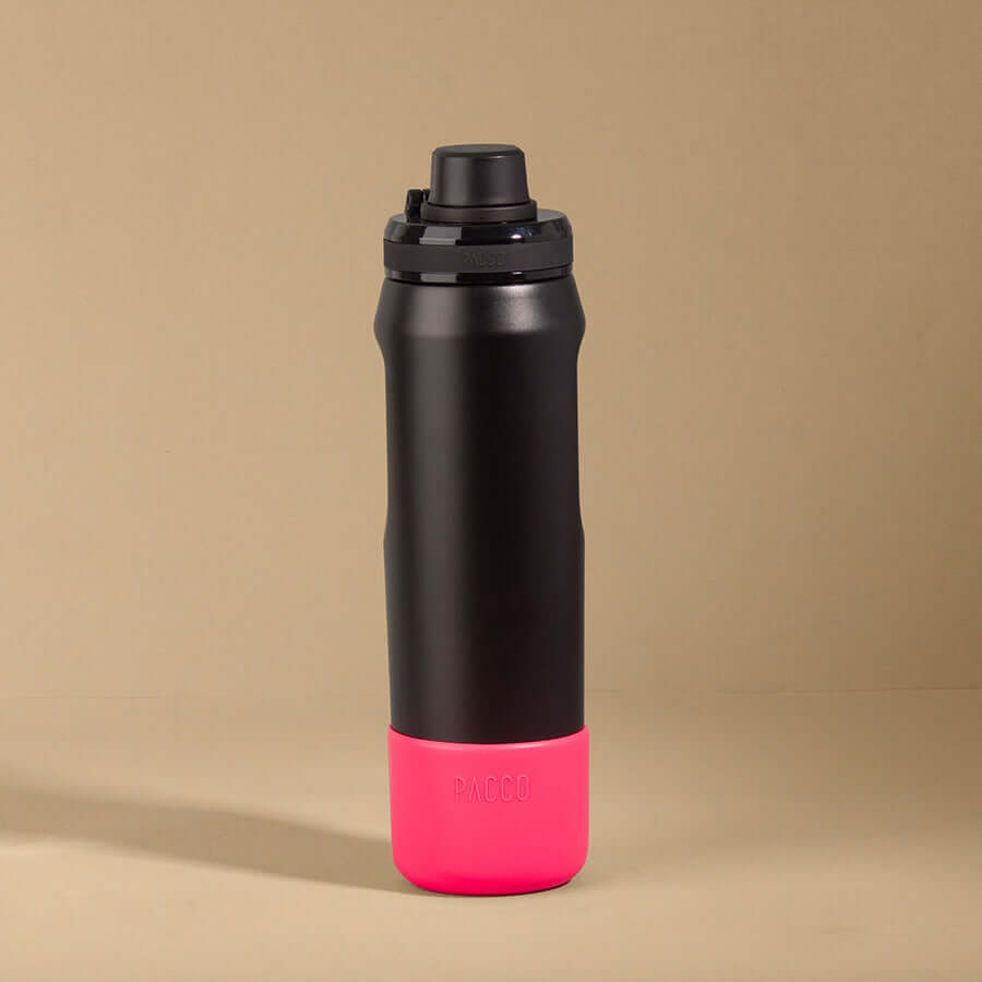 Capa Vyta PACCO 650ml em silicone para proteção de garrafas, destacando-se pelo design preto e rosa vibrante.