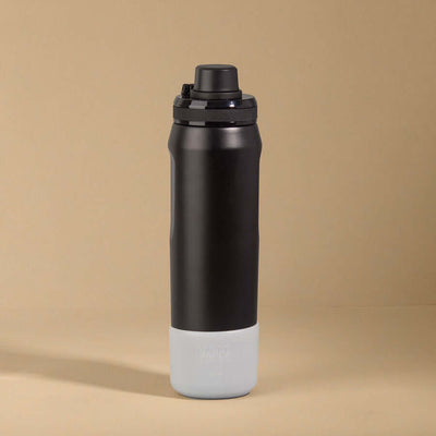 Garrafa com Capa Vyta PACCO 650ml em silicone preto, proteção total com design sustentável e elegante, toque emborrachado.