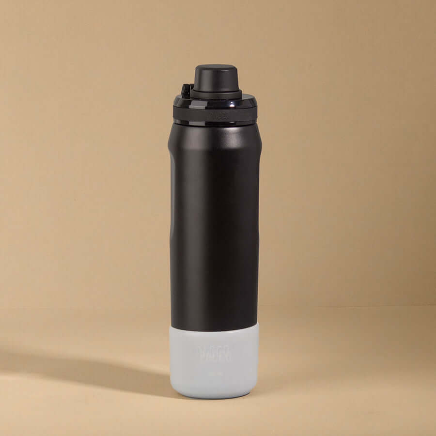 Garrafa com Capa Vyta PACCO 650ml em silicone preto, proteção total com design sustentável e elegante, toque emborrachado.