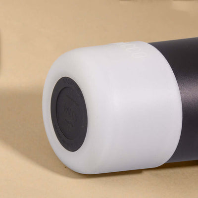 Capa Vyta PACCO 650ml em silicone sustentável para proteção da garrafa, design elegante com encaixe preciso e toque emborrachado.