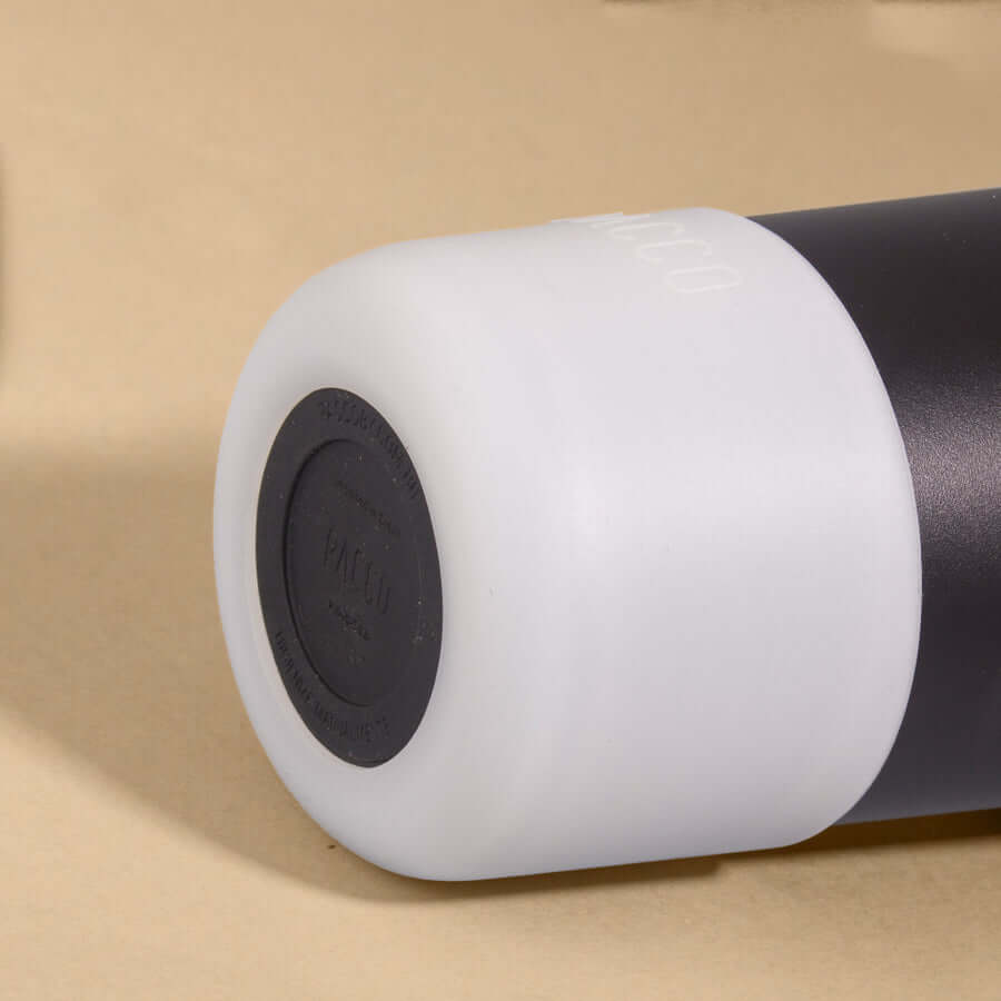 Capa Vyta PACCO 650ml em silicone sustentável para proteção da garrafa, design elegante com encaixe preciso e toque emborrachado.