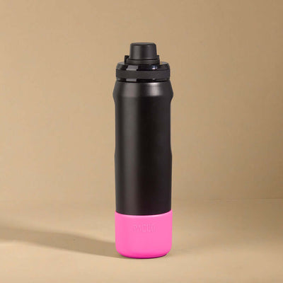 Capa Vyta PACCO 650ml preta e rosa, proteção de silicone sustentável para garrafas, design moderno.