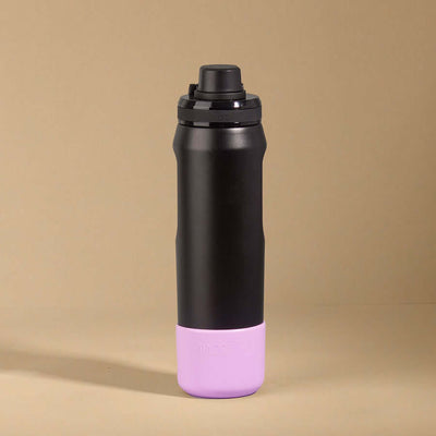 Capa Vyta PACCO 650ml em silicone sustentável preto e roxo, proteção elegante e prática para garrafas, foco em design e durabilidade.