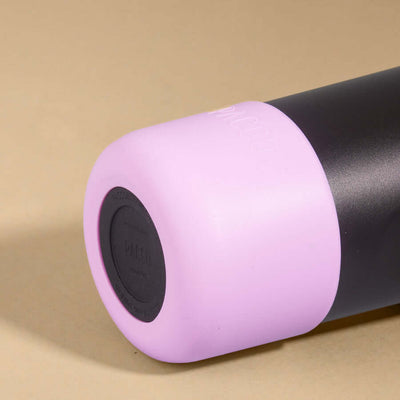 Capa Vyta PACCO 650ml em silicone lilás protegendo garrafa contra riscos e amassados, destacando o design sustentável e moderno.