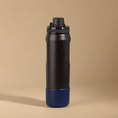 Garrafa com Capa Vyta PACCO 650ml em silicone preto e azul, design moderno e proteção eficaz.