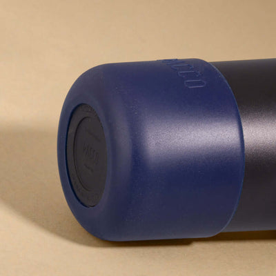 Capa Vyta PACCO 650ml em silicone azul, protegendo uma garrafa contra riscos e amassados, design emborrachado e sustentável