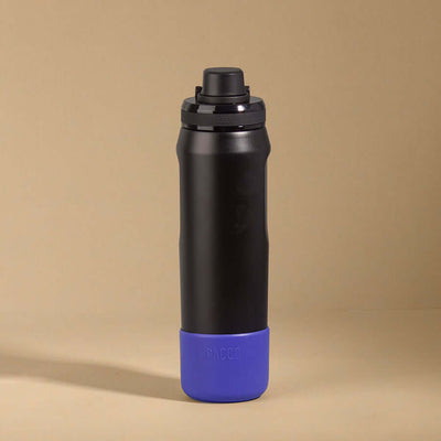 Capa Vyta PACCO 650ml em silicone preto e azul, proporcionando proteção e estilo para garrafas, com encaixe sob medida.