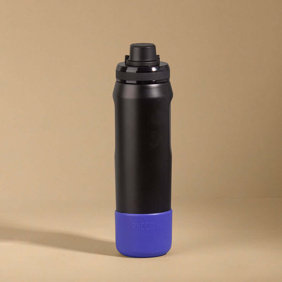 Capa Vyta PACCO 650ml em silicone preto e azul, proporcionando proteção e estilo para garrafas, com encaixe sob medida.