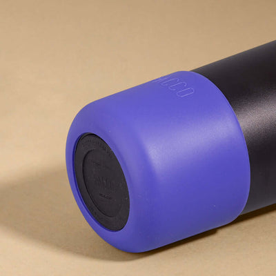 Capa Vyta PACCO 650ml em silicone azul, protege e estiliza a garrafa, oferecendo durabilidade e toque emborrachado.