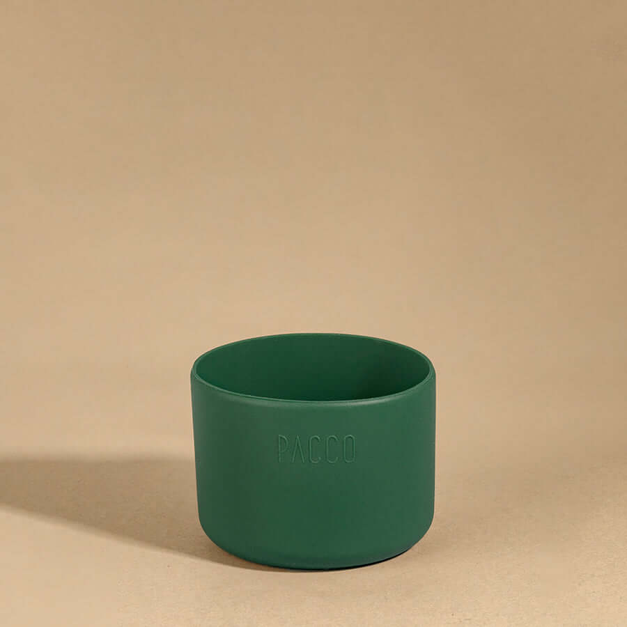 Capa Vyta PACCO 650ml em silicone verde, proteção sustentável e elegante para garrafas. Acessório prático e estiloso.