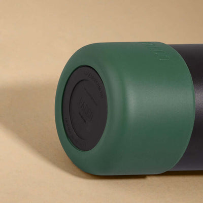 Capa Vyta PACCO 650ml em silicone verde para proteção de garrafa, oferecendo design elegante e praticidade.