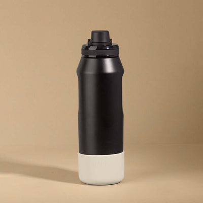 Capa Vyta PACCO 950ml preta em silicone sustentável, protegendo a garrafa com estilo moderno e acabamento premium.