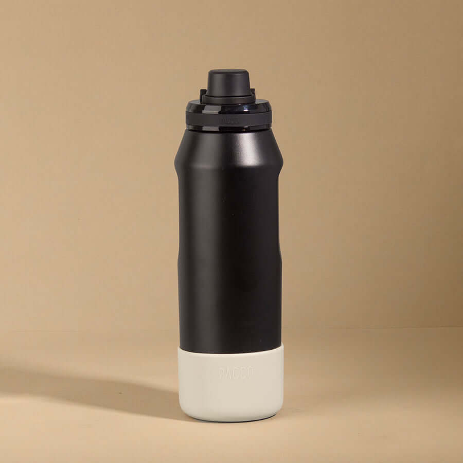 Capa Vyta PACCO 950ml preta em silicone sustentável, protegendo a garrafa com estilo moderno e acabamento premium.