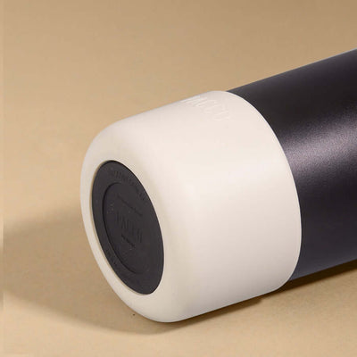 Capa Vyta PACCO 950ml em silicone sustentável, absorve impactos leves e protege com design moderno e cores vibrantes.