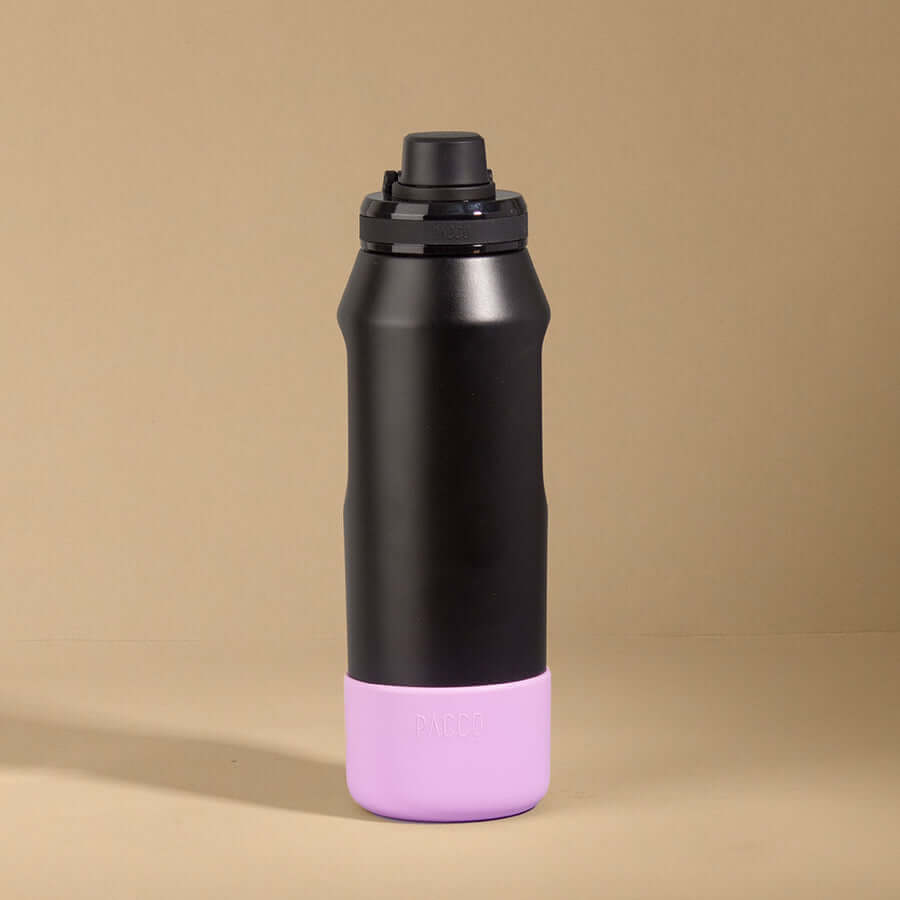 Capa Vyta PACCO 950ml em silicone, proteção e estilo para sua garrafa com design sofisticado e acabamento premium.