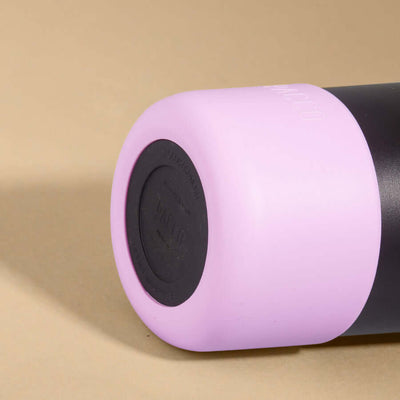 Capa Vyta PACCO 950ml em silicone vibrante, proteção premium contra impactos e riscos, valorizando o design da garrafa.