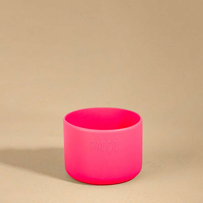Capa Vyta PACCO 950ml em silicone rosa vibrante, oferecendo proteção e estilo moderno para garrafas.