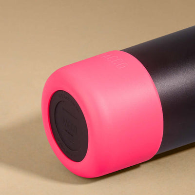 Capa Vyta PACCO 950ml em silicone rosa vibrante, proteção premium para garrafa com design moderno e sustentável.