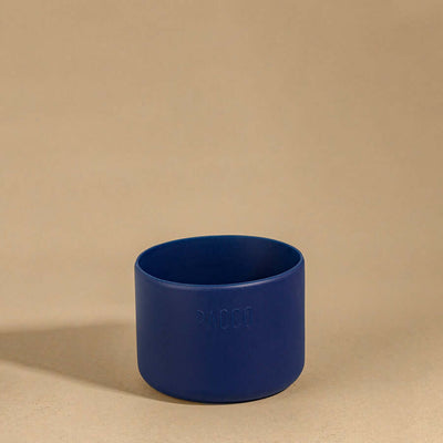 Capa Vyta PACCO 950ml em silicone azul, design sofisticado e proteção premium para garrafas, valorizando o visual moderno e seguro.