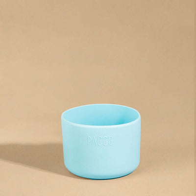 Capa Vyta PACCO 950ml em silicone azul claro, protegendo garrafas com design sofisticado e vibrante.