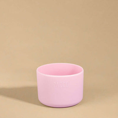 Capa Vyta PACCO 950ml rosa, feita de silicone sustentável, destacando design sofisticado e proteção para garrafas.