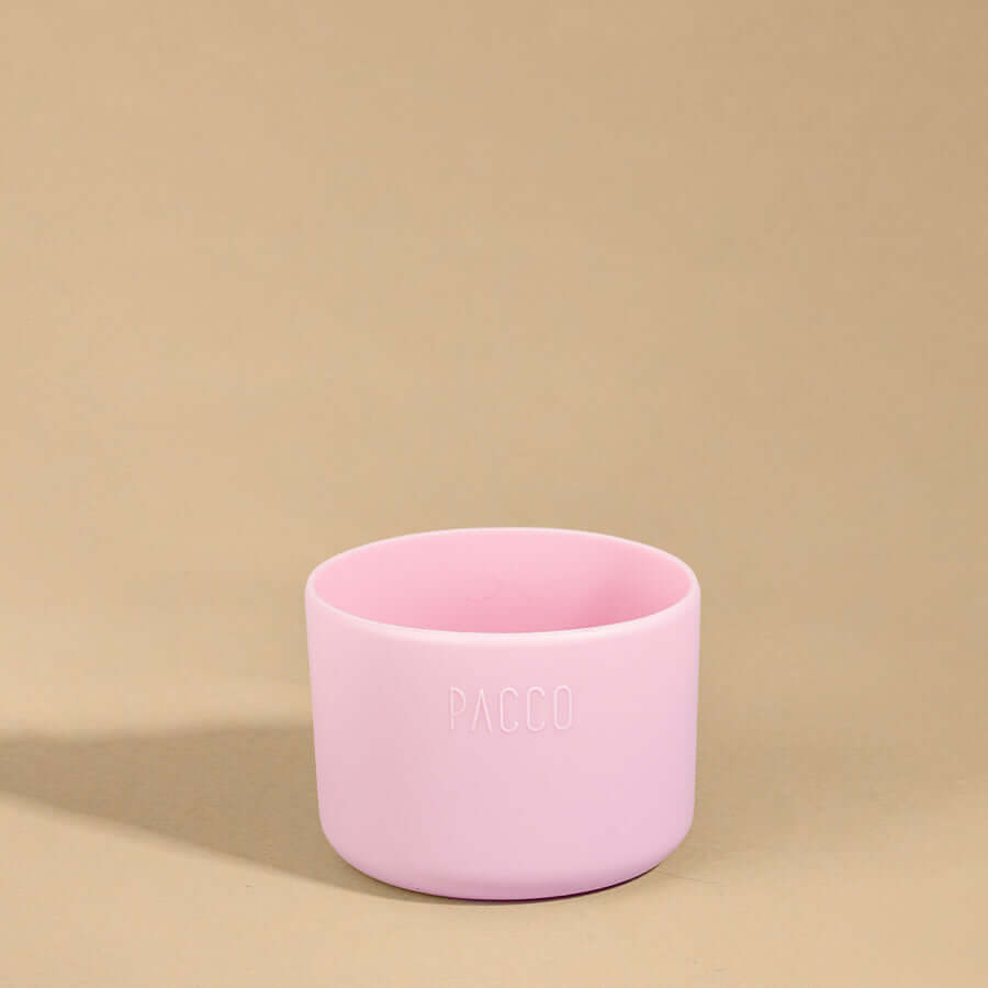 Capa Vyta PACCO 950ml rosa, feita de silicone sustentável, destacando design sofisticado e proteção para garrafas.