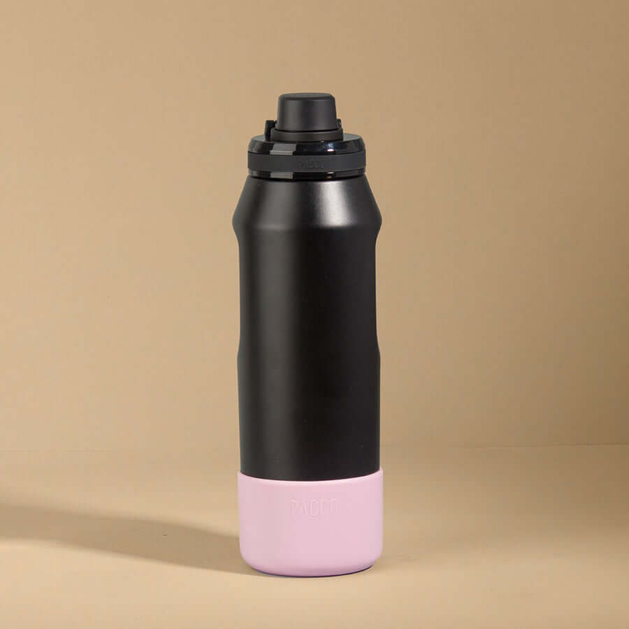 Capa Vyta PACCO 950ml em silicone preto com base rosa, proteção premium para garrafas, design moderno e cores vibrantes.