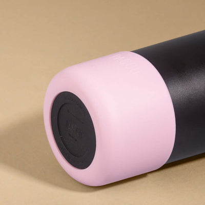 Capa Vyta PACCO 950ml em silicone rosa para proteger garrafa, destacando design moderno e acabamento premium.