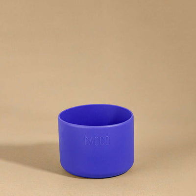 Capa Vyta PACCO 950ml azul feita de silicone sustentável para proteção de garrafas, com design moderno e acabamento premium.