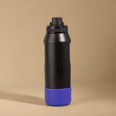 Capa Vyta PACCO 950ml azul em silicone sustentável para proteção de garrafas, destacando design moderno e sofisticado.