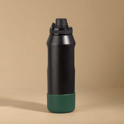 Capa Vyta PACCO 950ml com design sofisticado e acabamento premium, feita de silicone sustentável, protege garrafas com estilo moderno.
