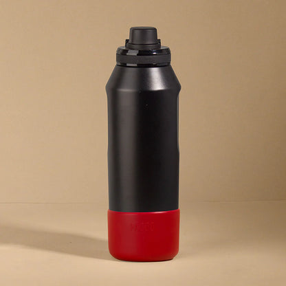 Capa Vyta PACCO 1200ml em preto com base vermelha, garrafa moderna para hidratação diária.