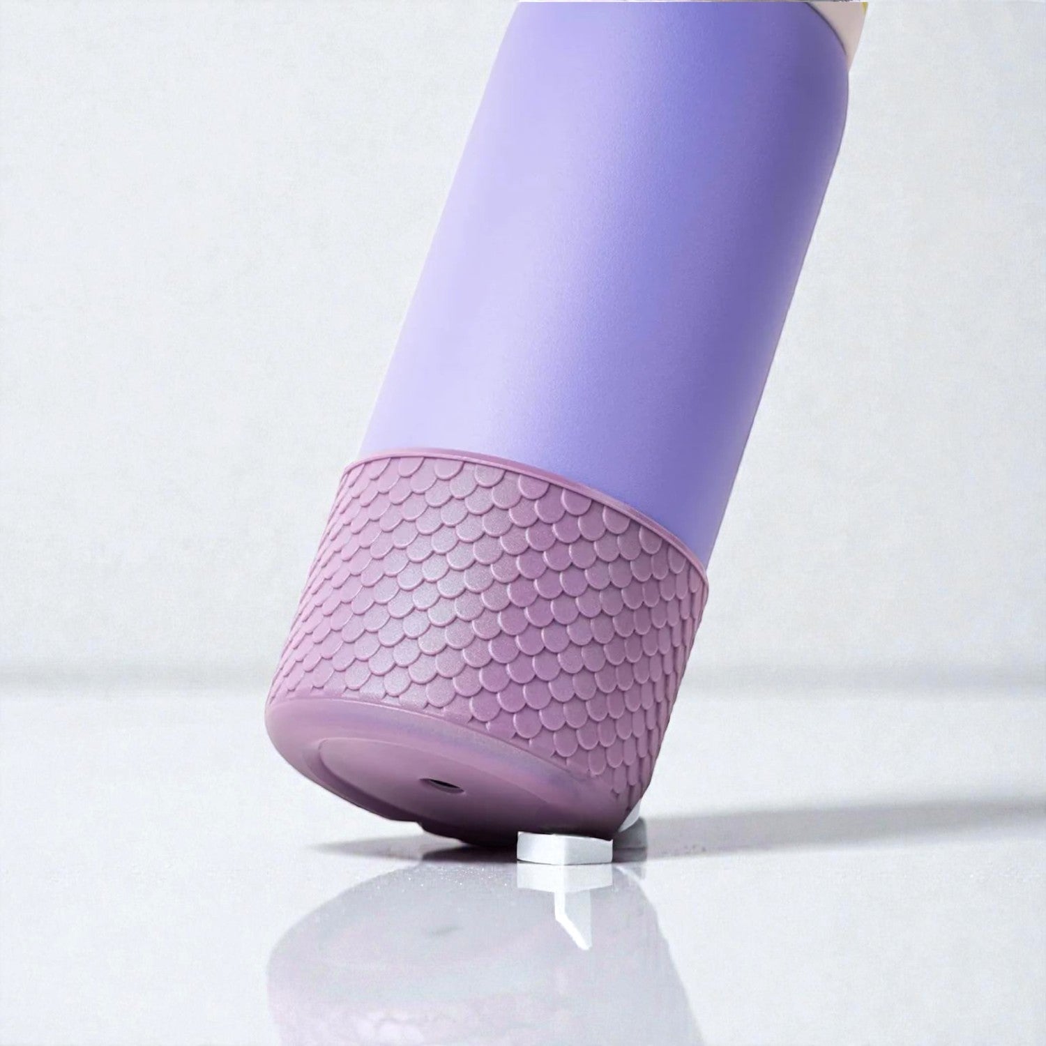 Capa de Silicone Sereia G - ( Owala Version ) lilás, proteção para garrafas, design elegante com textura de escamas, estilo perfeito.