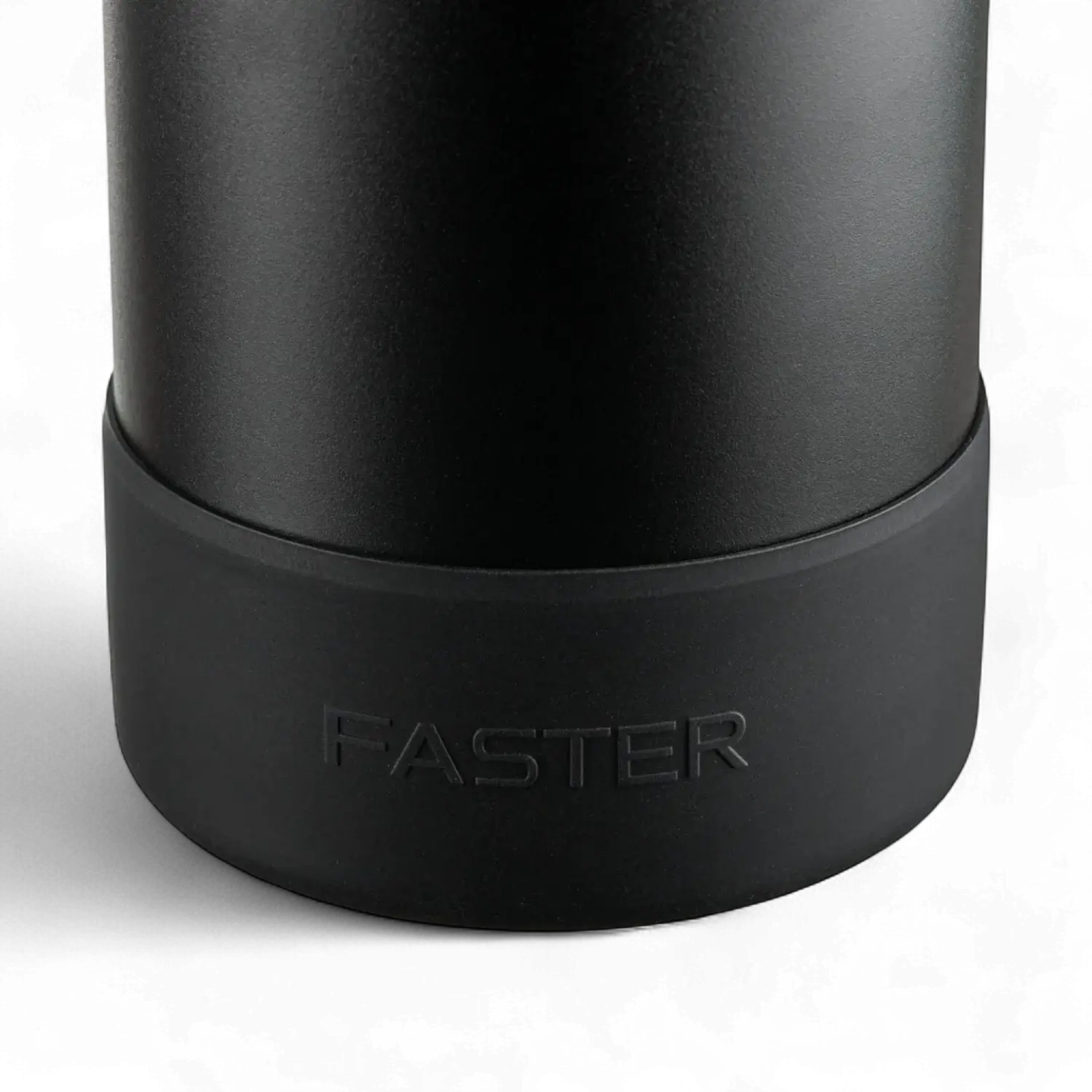 Case Silicone GIG - Faster preto, resistente a impactos, protege growler 1,2L/1,8L contra quedas e arranhões. Silicone durável.