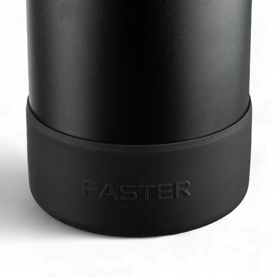 Case Silicone GIG - Faster preto, resistente a impactos, protege growler 1,2L/1,8L contra quedas e arranhões. Silicone durável.