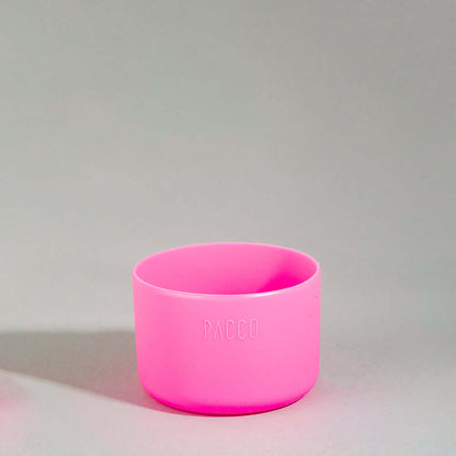 Capa Vyta PACCO 1200ml rosa, feita de silicone ecológico, oferece proteção e estilo para sua garrafa, evitando arranhões e impactos leves.