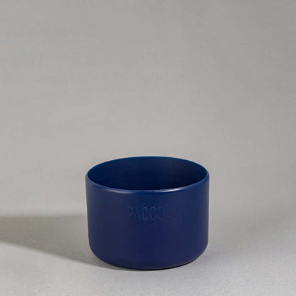 Capa Vyta PACCO 1200ml em silicone azul, proteção elegante e durável para garrafas, destacando sofisticação e resistência.
