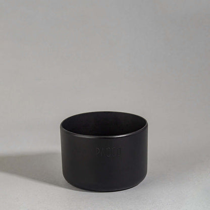 Capa Vyta PACCO 1200ml em silicone preto para proteção e elegância, evitando arranhões e impactos leves na garrafa.